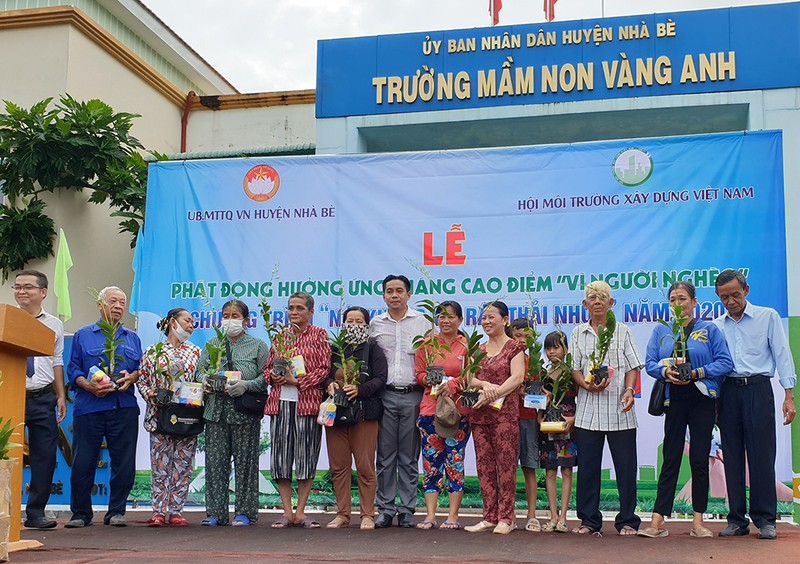 TP.HCM: Nhiều nơi tổ chức đổi rác lấy quà - ảnh 2