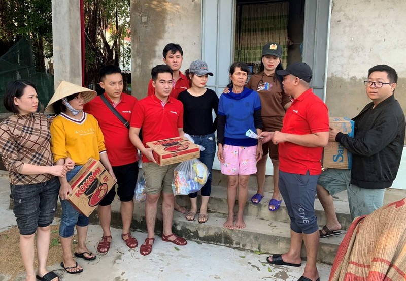 Vietlott tặng nhu yếu phẩm đến người dân Hà Tĩnh, Quảng Bình - ảnh 2