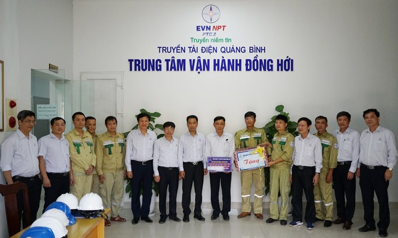 Chủ tịch EVNNPT thăm hỏi, hỗ trợ người dân miền Trung - ảnh 2