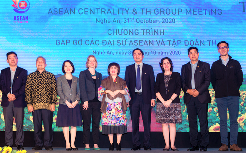 Trang trại bò sữa TH: điểm hẹn của các Đại sứ ASEAN - ảnh 1