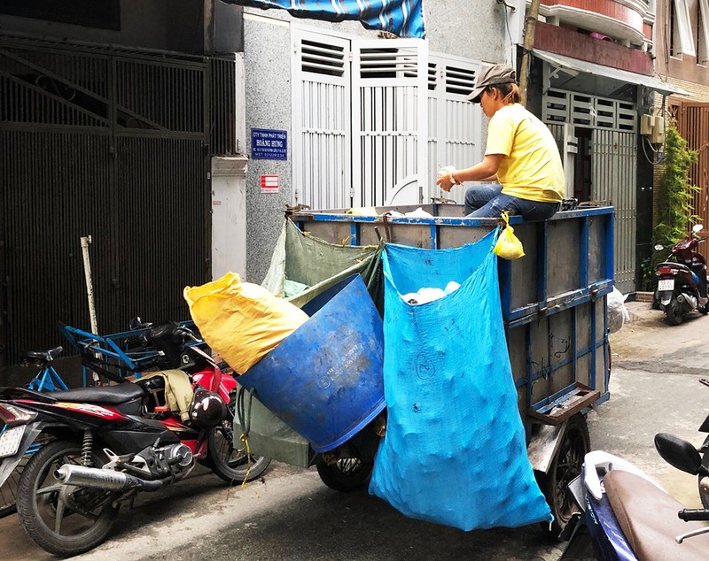 Phân loại, thu gom rác thải nguy hại hộ gia đình - ảnh 1