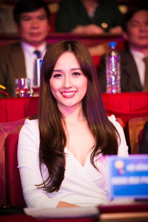 Mai Phương Thúy khi giữ vai trò thành viên ban giám khảo trong một cuộc thi nhan sắc đã lựa chọn chiếc váy dài màu trắng với thiết kế cổ V gợi cảm trước ống kính. Nàng Hoa hậu trông thật sự xinh đẹp trong vai trò người