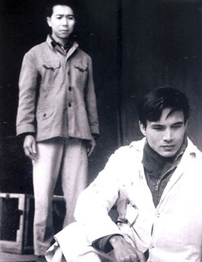 Quang Thái (ngồi) và Doãn Châu trong vở “Đôi mắt” hơn 40 năm về trước (1972).