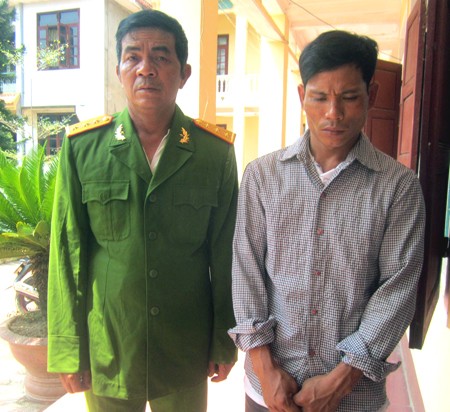 Hai đối tượng Phan Bá Hùng (người mặc sắc phục công an) và Nguyễn Văn Tú tại cơ quan công an.