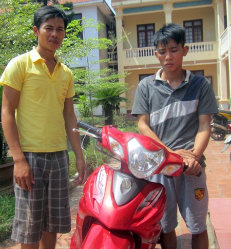 Hai đối tượng trộm chó Nguyễn Thế Hữu và Nguyễn Văn Sang tại cơ quan điều tra.