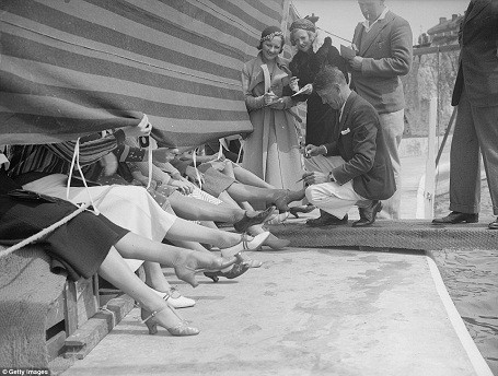 Ban giám khảo đang chấm thi tại một cuộc thi Hoa hậu mắt cá tổ chức ở hạt Kent, Anh năm 1933.
