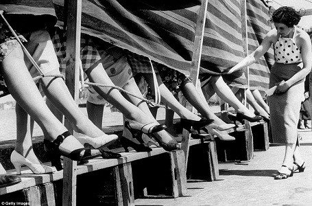 Một nữ giám khảo đang chấm giải. Ảnh chụp năm 1936.