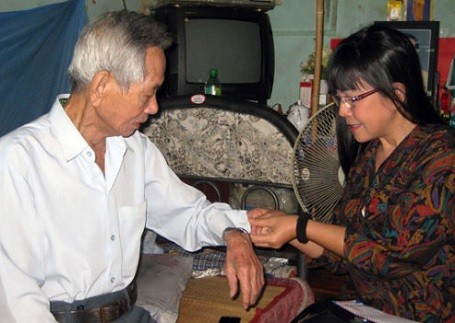 Ánh Tuyết với cố nhạc sỹ Thanh Bình. Không những sống rất lạc quan, Ánh Tuyết còn rất quan tâm đến những người xung quanh, nhất là những người kém may mắn hơn mình.