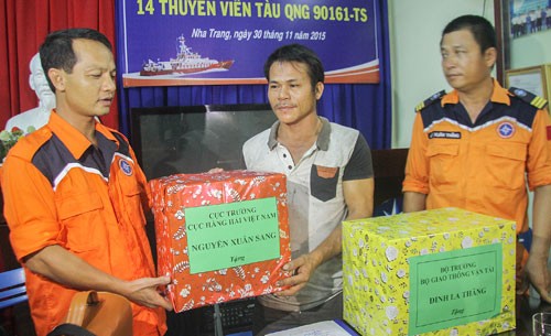 Cứu tàu cá cùng 14 thuyền viên bị nạn trên biển - ảnh 2