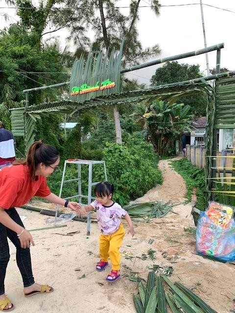 Đám cưới quê đơn sơ bên cổng lá - ảnh 2