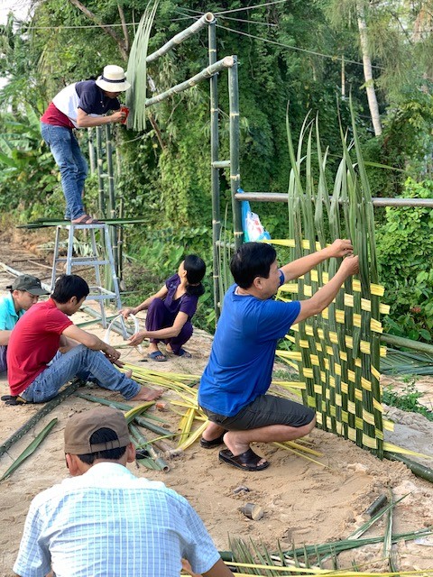 Đám cưới quê đơn sơ bên cổng lá - ảnh 1