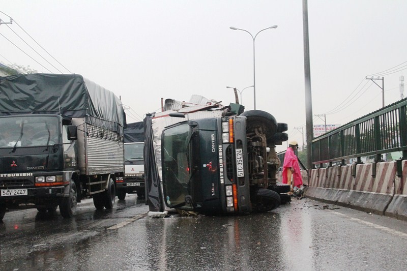 Xe tải lật nghiêng trên quốc lộ 1A, kẹt xe 10 km - ảnh 1