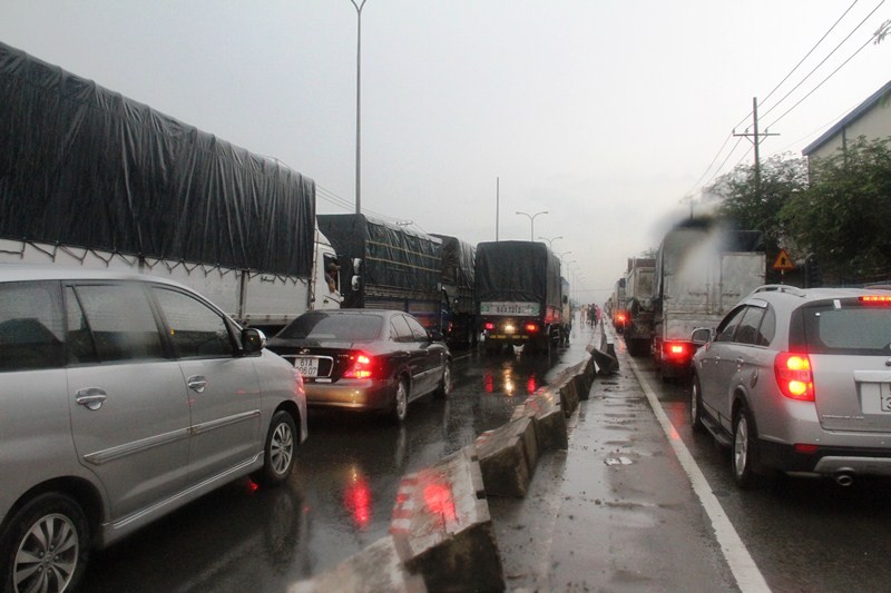 Xe tải lật nghiêng trên quốc lộ 1A, kẹt xe 10 km - ảnh 3