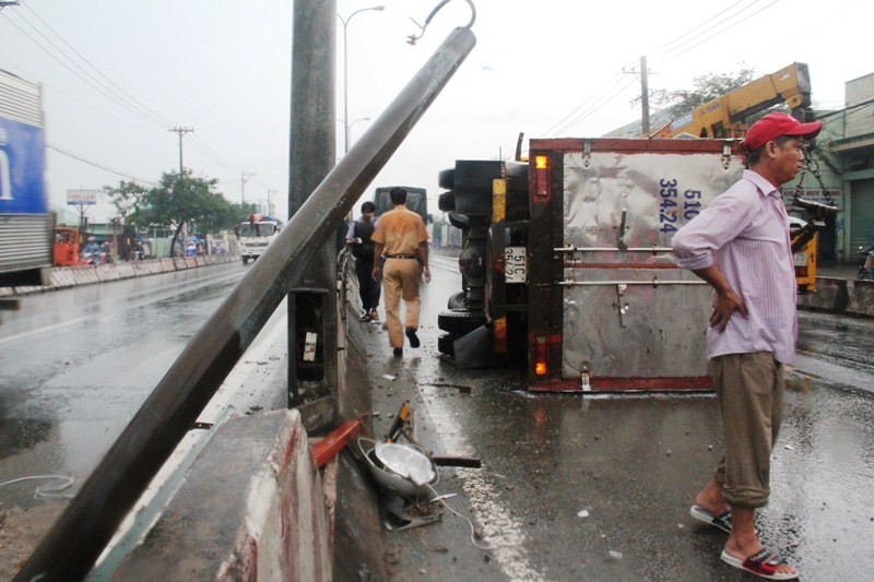 Xe tải lật nghiêng trên quốc lộ 1A, kẹt xe 10 km - ảnh 2
