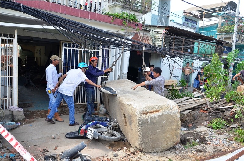 Khối bê tông chục tấn nghiêng đổ, đè nát 4 xe máy - ảnh 1