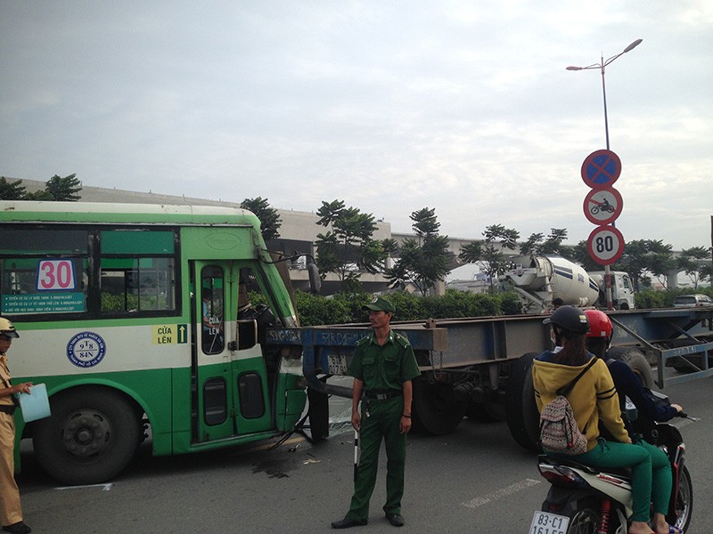 Cùng lúc đó, một xe container tránh hiện trường va chạm thì tiếp tục va chạm với một xe buýt.