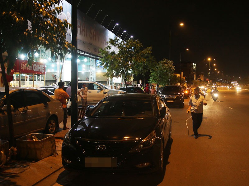 Dọn vỉa hè trên 'đường ăn nhậu' ở Sài Gòn - ảnh 1
