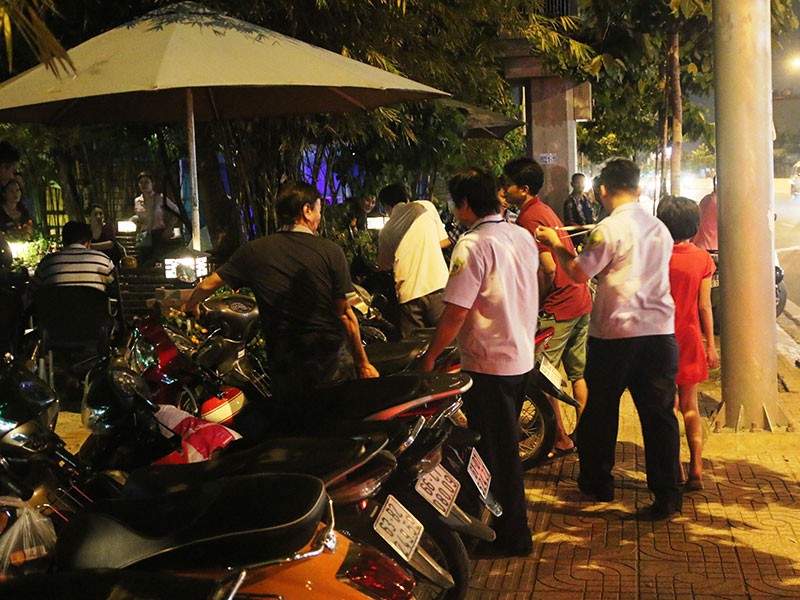 Dọn vỉa hè trên 'đường ăn nhậu' ở Sài Gòn - ảnh 5