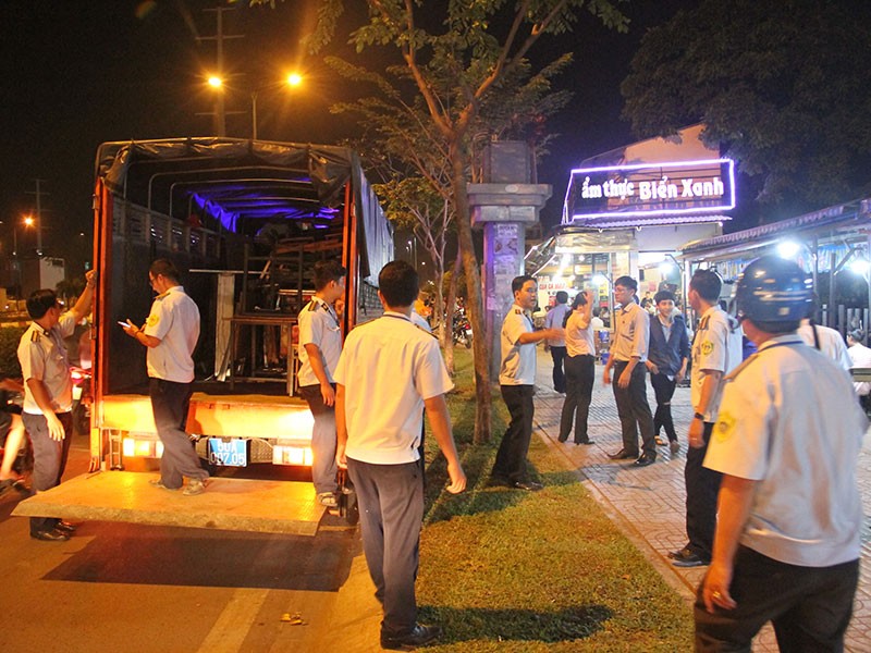 Dọn vỉa hè trên 'đường ăn nhậu' ở Sài Gòn - ảnh 6