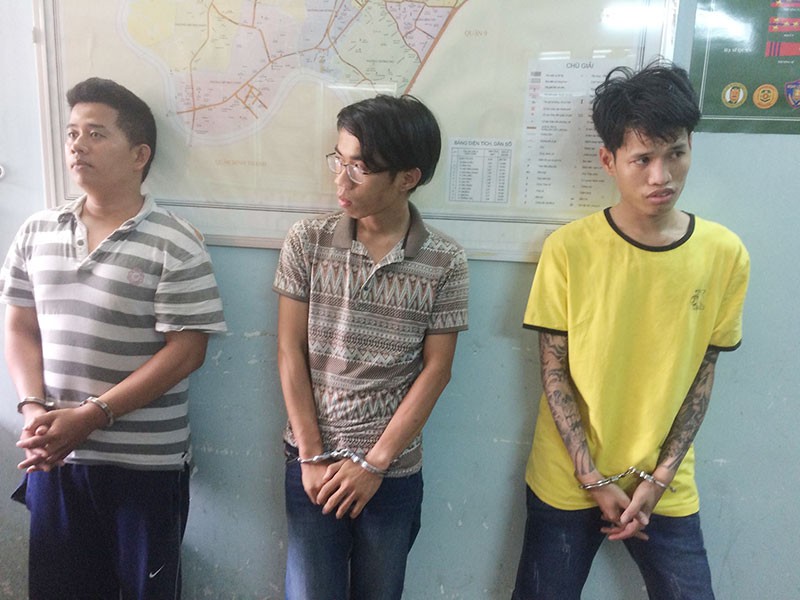 Băng buôn 'hàng đá' thủ súng ngắn ở TP.HCM - ảnh 1