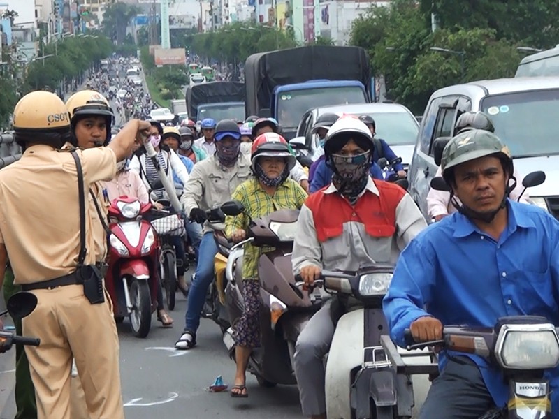 Trọng thương vì tai nạn 'trên trời' giữa cầu Cây Gõ - ảnh 2