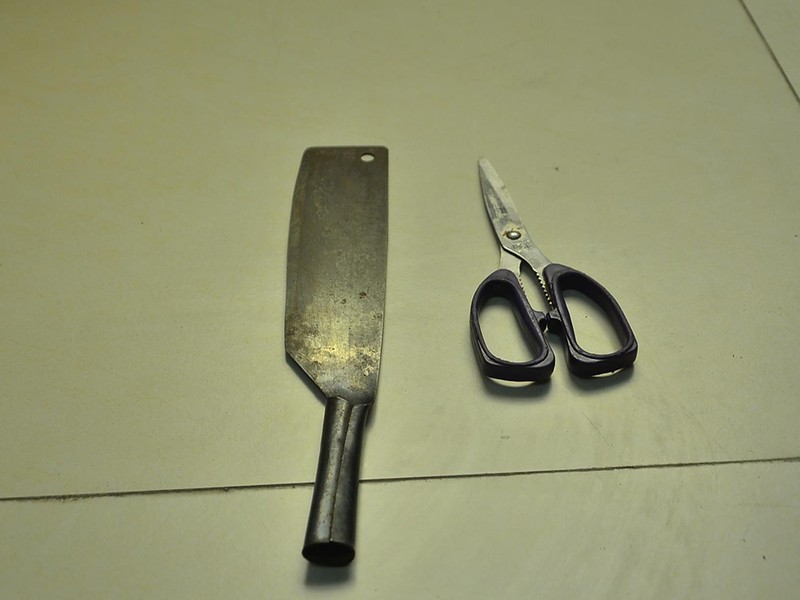 Cảnh sát nổ súng ở quận 1 khống chế thanh niên hung hãn - ảnh 2