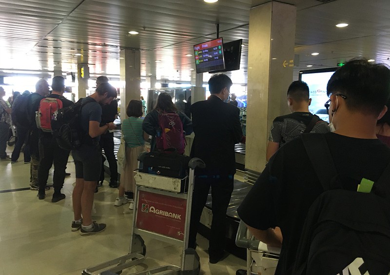 Sân bay Tân Sơn Nhất bắt đầu đông đúc sau kì nghỉ Tết - Ảnh 4.