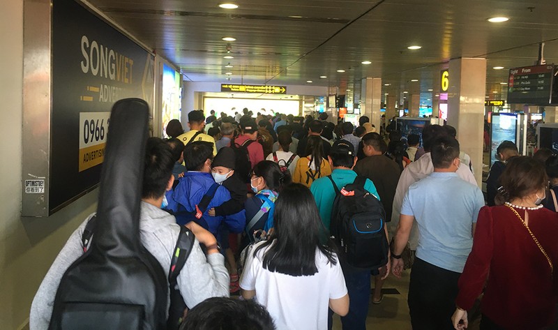 Sân bay Tân Sơn Nhất bắt đầu đông đúc sau kì nghỉ Tết - Ảnh 5.