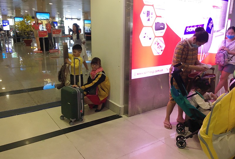 Sân bay Tân Sơn Nhất bắt đầu đông đúc sau kì nghỉ Tết - Ảnh 6.