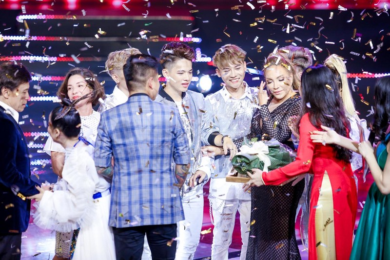 Tuấn Ngọc khóc nức nở khi đội anh đăng quang The voice 2019 - ảnh 3