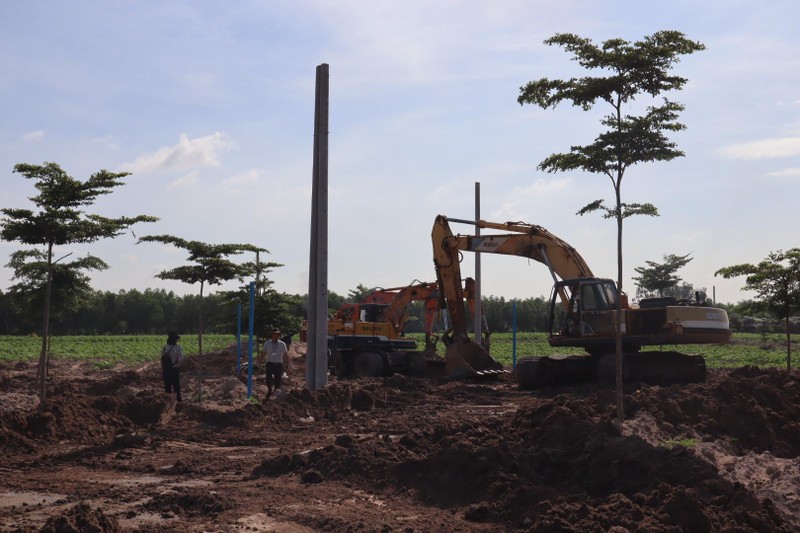 Cưỡng chế đường xây dựng trái phép trên dự án ma của Alibaba - ảnh 1