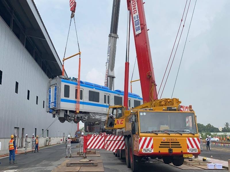 Đang ráp đoàn tàu metro 1 lên depot Long Bình - ảnh 10