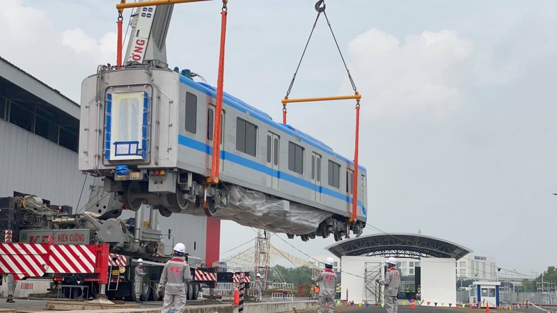 Đang ráp đoàn tàu metro 1 lên depot Long Bình - ảnh 11