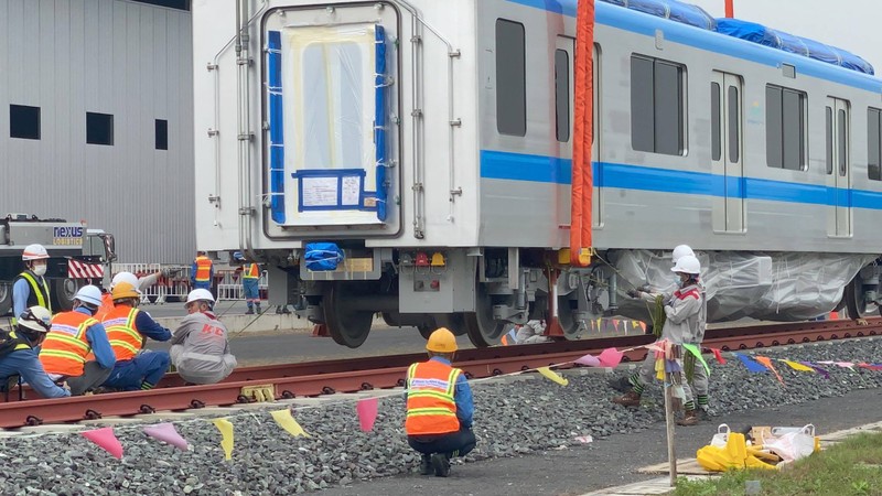 Đang ráp đoàn tàu metro 1 lên depot Long Bình - ảnh 4