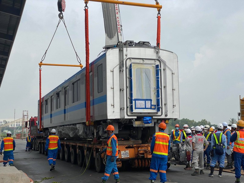 Đang ráp đoàn tàu metro 1 lên depot Long Bình - ảnh 5