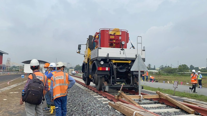 Đang ráp đoàn tàu metro 1 lên depot Long Bình - ảnh 9