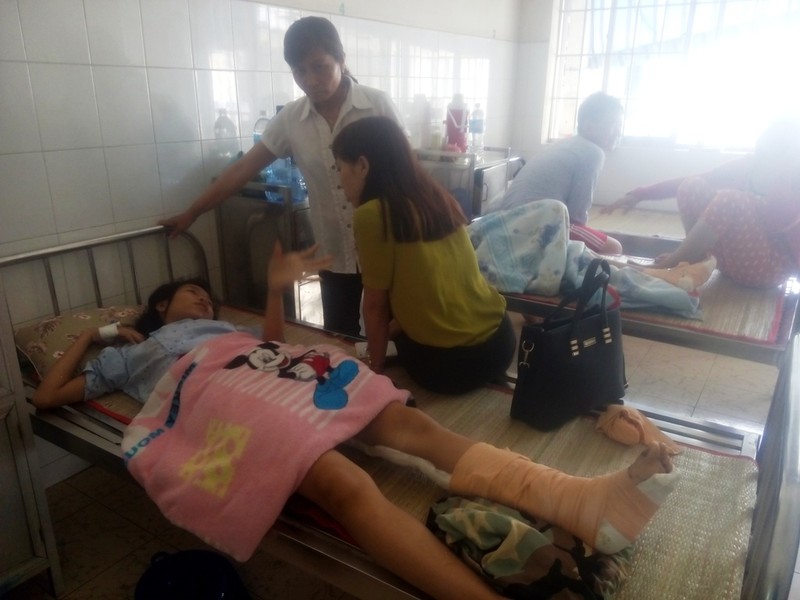 Vụ cả xã kêu cứu vì xe ben: Xe ben đã tông gãy chân học sinh - ảnh 1