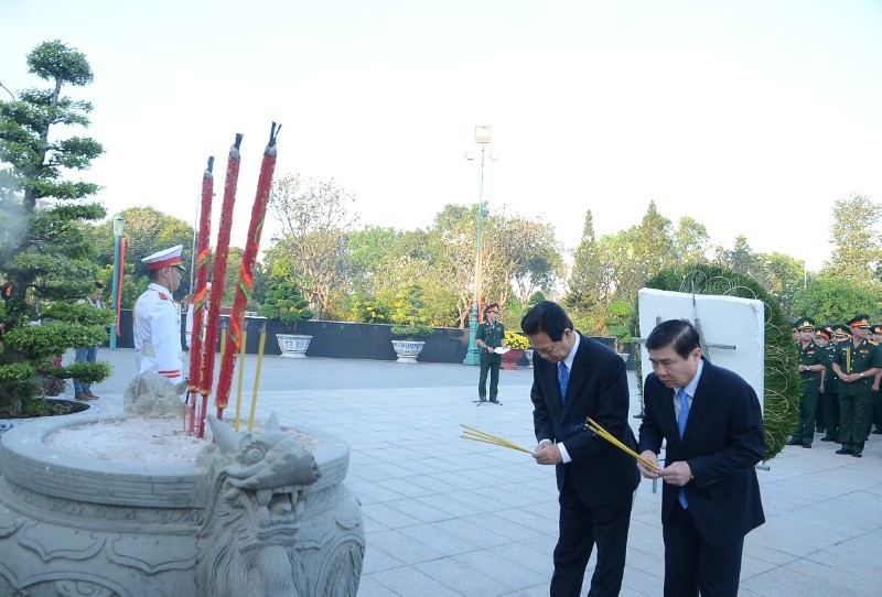 Lãnh đạo TP.HCM dâng hương các anh hùng liệt sĩ - ảnh 2
