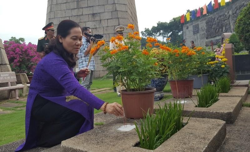 Lãnh đạo TP.HCM dâng hương Bác Hồ, các anh hùng liệt sĩ - ảnh 3