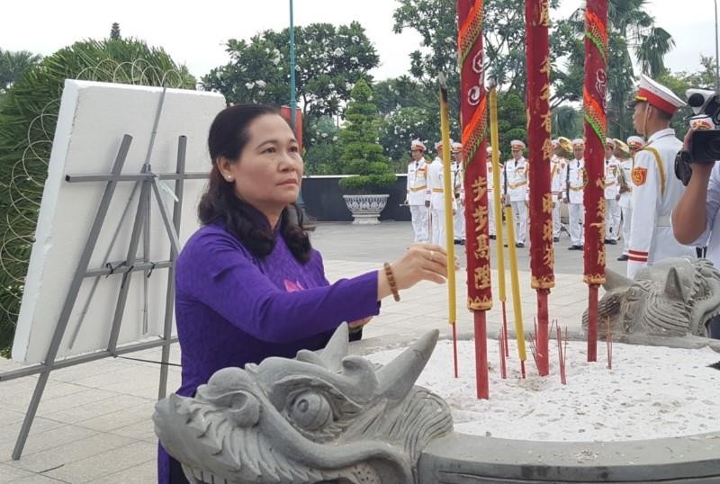 Lãnh đạo TP.HCM dâng hương Bác Hồ, các anh hùng liệt sĩ - ảnh 2