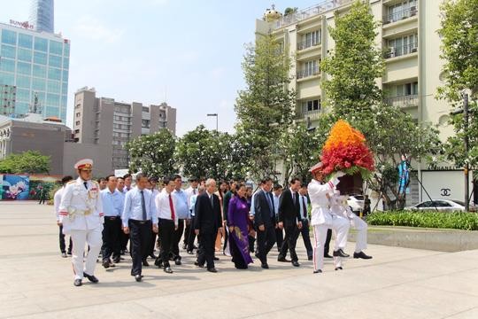 Lãnh đạo TP.HCM dâng hương Bác Hồ, các anh hùng liệt sĩ - ảnh 1