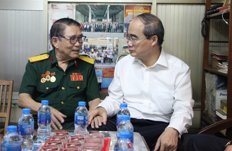 Bí thư Nguyễn Thiện Nhân thăm người dân quận 5 - ảnh 2