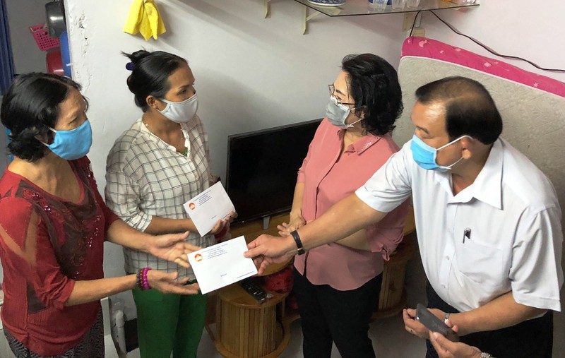 Lãnh đạo TP.HCM đến nhà trao 750.000 đồng cho người bán vé số - ảnh 1