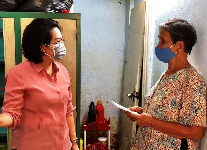 Lãnh đạo TP.HCM đến nhà trao 750.000 đồng cho người bán vé số - ảnh 2
