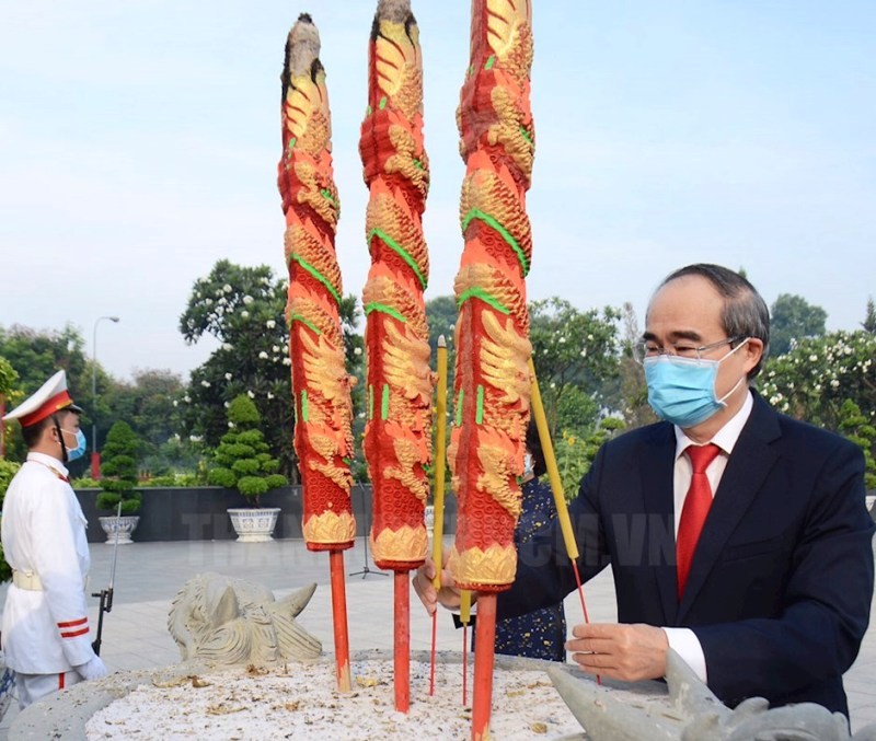 Lãnh đạo TP.HCM dâng hương tưởng niệm các anh hùng liệt sĩ - ảnh 1