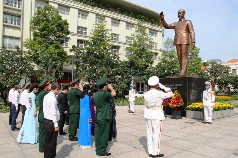 Lãnh đạo TP.HCM dâng hương tưởng niệm các anh hùng liệt sĩ - ảnh 3