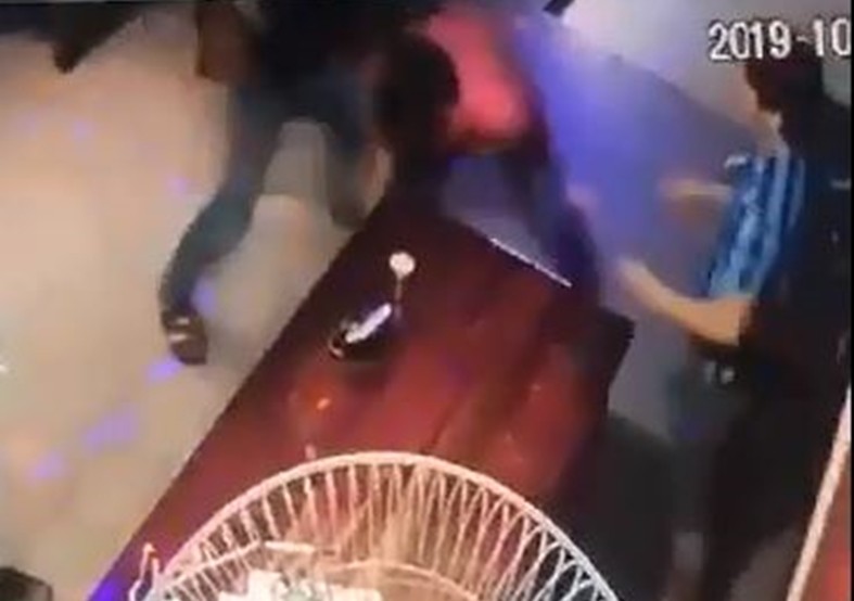 Khởi tố kẻ đâm trọng thương chủ quán karaoke Thế kỷ 21 - ảnh 1