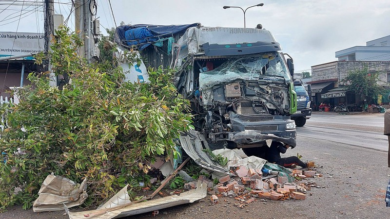 Bình Thuận: Xe đầu kéo tông sập cửa hàng bán đồ điện  - ảnh 1