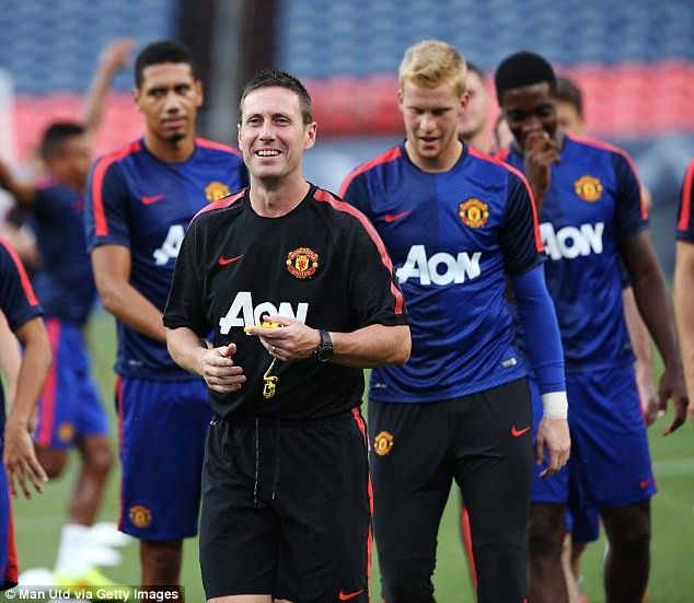 M.U khủng hoảng: Van Gaal đuổi cổ HLV thể lực - ảnh 1