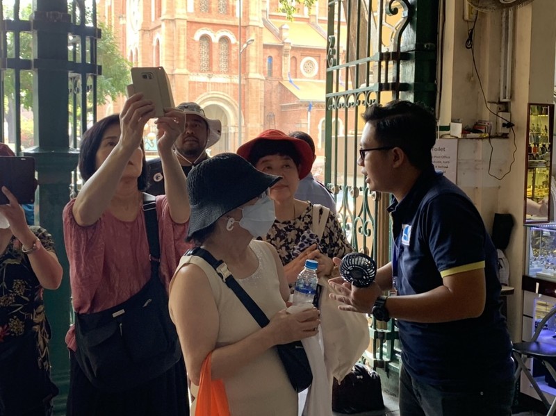 Việt Nam tạm dừng cấp thị thực tại cửa khẩu từ 15-3 - ảnh 1